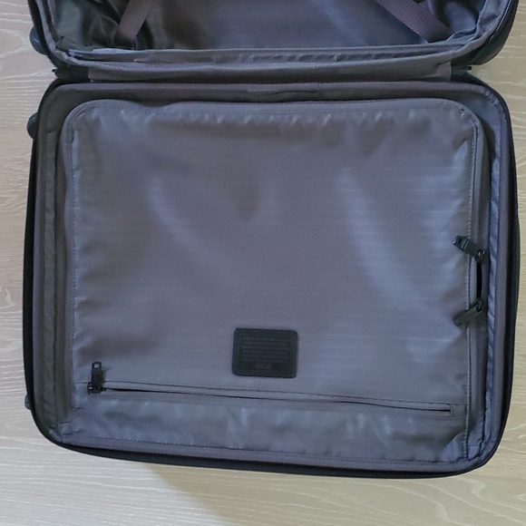 Tumi Continental Expandable 4-Wheel Carry-On Spinner Cabin Luggage - Picture 8 of 13